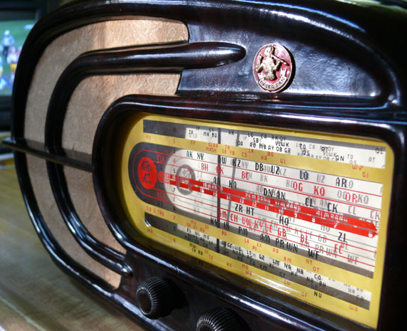 Peter Pan radio model FJN dial close up