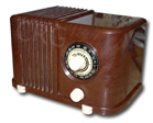 Dewald Radio model Bantam, bakelite with white knobs and feet