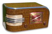 Truetone Radio model D2210 wood grain metal cabinet, chrome grille bars